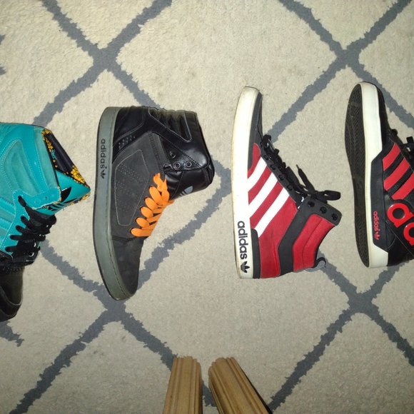 BOX OF ADIDAS HI TOP SNEAKERS - Picture 5 of 8